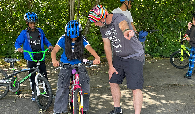Lance our teen WheelLab staff mentoring a young teen.